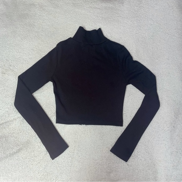 Cute cropped zip up black long sleeve fitted top - Picture 2 of 3